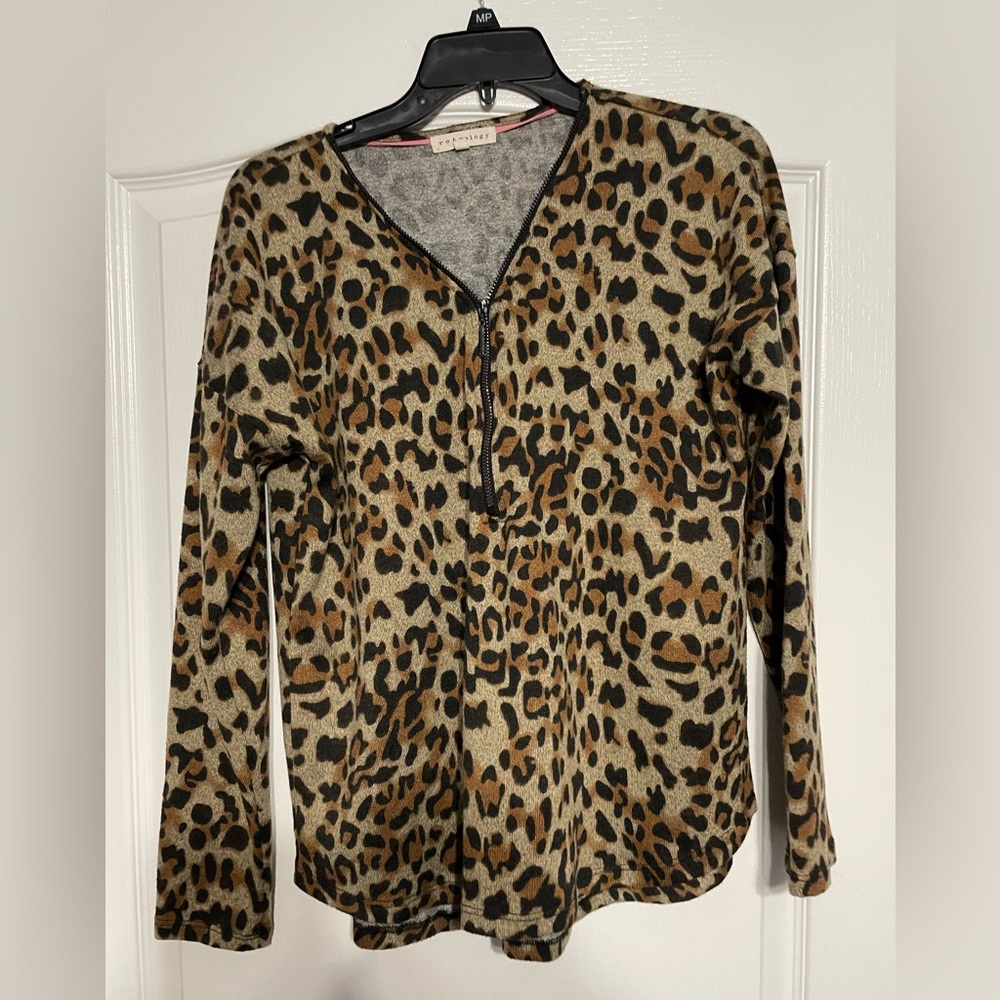 Women’s animal print zip up blouse size medium